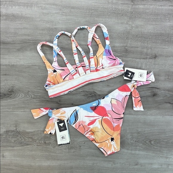 ☀️RIP CURL☀️ BLOSSOM REVERSIBLE CROP BLOSSOM TIE SIDE CHEEKY BIKINI SET - Picture 7 of 16